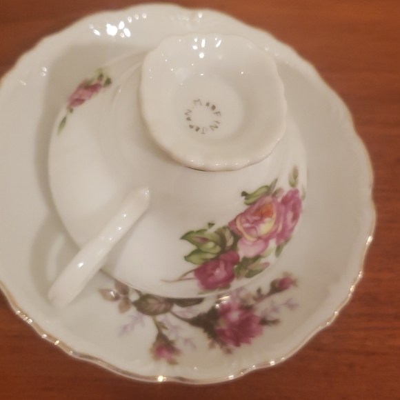 Teacup & saucers - Picture 3 of 8